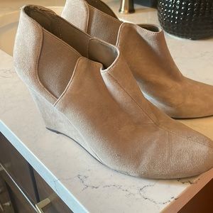 Gently worn Vince Camuto tan bootie with wedge heel; sz 8